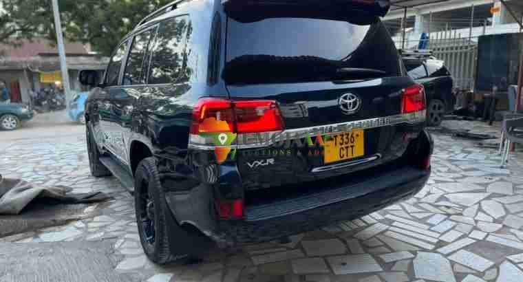 2013 LAND CRUISER 200 INAUZWA JIJINI DAR ES SALAAM