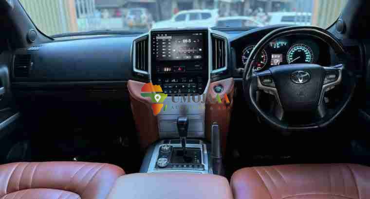 2013 LAND CRUISER 200 INAUZWA JIJINI DAR ES SALAAM