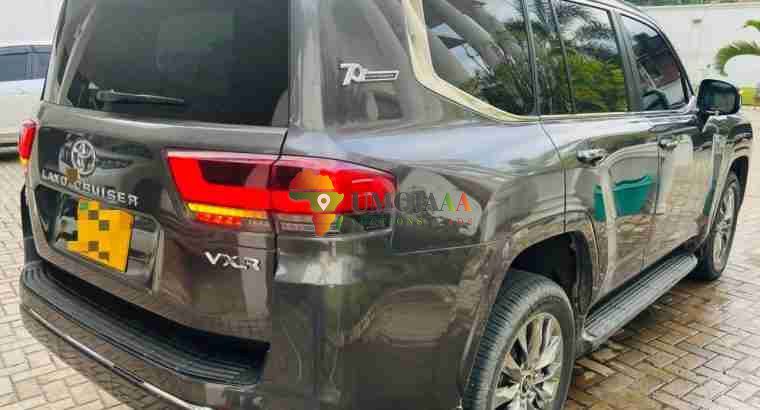 TOYOTA LANDCRUISER SÉRIE 300 À VENDRE À DAR ES SALAAM