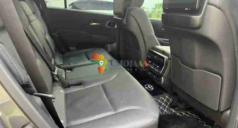 TOYOTA LANDCRUISER SÉRIE 300 À VENDRE À DAR ES SALAAM