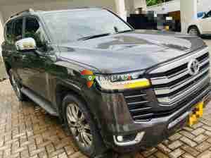 TOYOTA LANDCRUISER SÉRIE 300 À VENDRE À DAR ES SALAAM