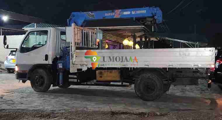 MITSUBISHI CANTER avec GRUE à vendre à Dar es Salaam