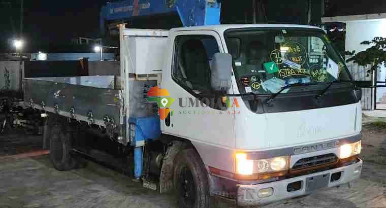 MITSUBISHI CANTER avec GRUE à vendre à Dar es Salaam