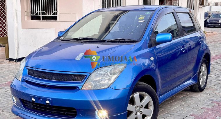 2002 Toyota IST inauzwa Dar es salaam