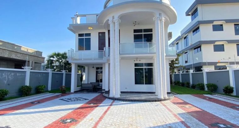 NYUMBA YA 4 BHK INAUZWA MBWENI JKT