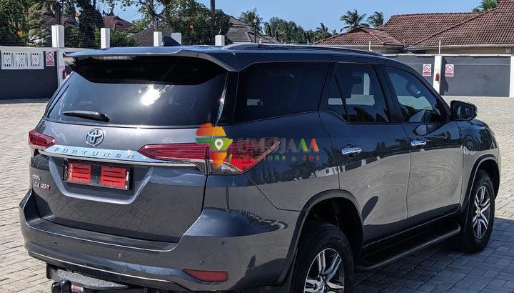 TOYOTA FORTUNER 2018 À VENDRE À DAR ES SALAAM